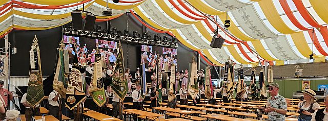Volksfestumzug Fahneneinzug